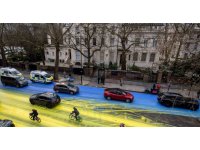 Rusya’nın Londra Büyükelçiliği’nin önündeki yol Ukrayna bayrağı renklerine boyandı