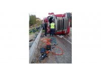 Isparta-Antalya karayolunda sebze yüklü tır devrildi: 1 ölü