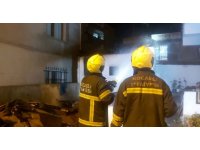 İki bina arasındaki kömürlük alev alev yandı