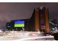 AB binalarına Ukrayna bayrağının silüeti yansıtıldı