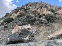 Depremde tonlarca ağırlıktaki kayalar evlerin üzerine düştü