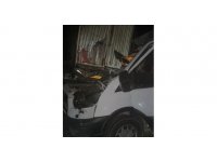 Kamyonet, tıra arkadan çarptı; baba hayatını kaybetti, oğlu ağır yaralı