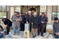 Camilerde depremzedeler için yardım toplandı