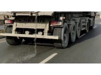 Sultangazi’de hafriyat kamyonundan dökülen mıcırlar sürücülere zor anlar yaşattı