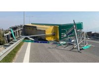 Seyir halinde dorsesi açılan kamyon ortalığı savaş alanına çevirdi