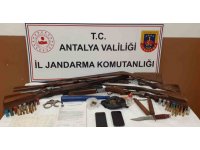 Alanya’da 5 otomobile silah zoruyla el koyan 3 şüpheliye tutuklama