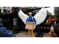 Rusya’nın Berlin Büyükelçiliğinin önüne savaşta hasar gören Rus tankı getirildi