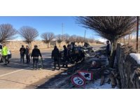 Elazığ  ağaca  çarpan hafif ticari araç ters döndü: 2 yaralı
