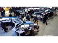 Deprem anı kamerada: Sağlıkçılar o anlarda görevine devam etti