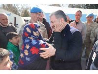 Depremzede yaşlı kadın Bakan Koca’nın boynuna sarılıp teşekkür etti