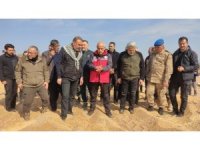 Bakan Kirişci, çadırda kalan çocuklara oyuncak dağıttı