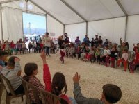 Depremzede çocuklara kukla gösterisi