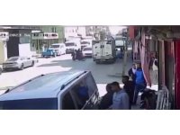 Motosiklete çarptı, ikisi çocuk 3 kişiyi yaralayıp kaçtı