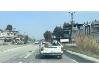 Enkaz altından çıkardığı yarım otomobille trafiğe çıktı