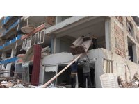 Hatay’da yıkılmak üzere olan 4 katlı binadan eşya taşıma anları kamerada