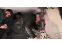 Osmaniye Belediye Başkanı Kara, enkaza girip vatandaşları sakinleştirmiş