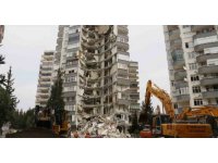 Depremde yarısı yıkılan apartmanın kontrollü yıkımına başlandı