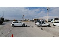 Manavgat’ta 2 kişinin yaralandığı trafik kazası güvenlik kamaralarına saniye saniye yansıdı.