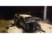 Kaza sonrası alev alan otomobil küle döndü