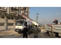 Ölümü göze alıp, hasarlı binalardan eşya taşıdılar