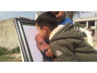 Öldürülen babasının fotoğrafına sarılıp gözyaşlarına boğuldu