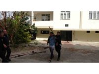 Evi ateşe verip, müdahale için gelen ekiplere ecel teri döktüren şahıs tutuklandı