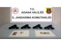 Durdurulan araçta ruhsatsız tabancalar ve F serisi dolar çıktı