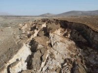 Fay hattının başlangıcındaki arazide oluşan devasa yarıklar dronla görüntülendi