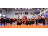 Depremzede takımla dostluk maçı