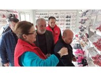 Bakan Yanık, depremzede esnaftan yeğeni için ayakkabı satın aldı