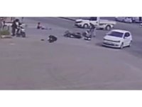 İki motosiklet kafa kafaya çarpıştı, 4 kişi yola savruldu, kaza anı kameraya yansıdı