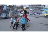 İstanbul Bahçelievler Belediyesi depremzede çocuklar için köy köy geziyor