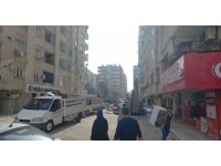 Ölümü göze alıp ağır hasarlı binadan eşya çıkartıyorlar