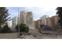 Adana’da ağır hasar gören Ayas Sitesi’nin diğer bloğu da kontrollü olarak yıkıldı
