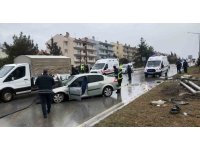 Elektrik direğine çarpan araçtaki 5 kişi yaralandı