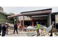 Kontrollü yıkılan minare iş yerinin üzerine düştü