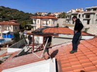 Kaş’ta 2 yapının kaçak bölümleri belediye ekiplerince yıkıldı