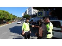 Yaya geçidinden geçen yaşlı Alman kadına motosikletli kurye çarptı