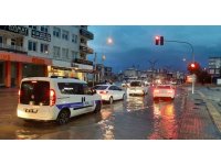 Osmaniye’de sağanak yağmur cadde ve sokakları göle çevirdi