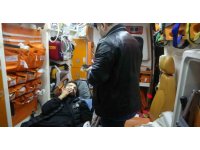 Evinde yattığı sırada ağzından tabanca ile vuruldu