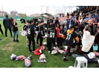 Depremzede çocuklar için sahaya oyuncak attılar