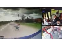 Savrulan motosikletin sürücüsünü ezilmekten otobüs şoförü kurtardı: o anlar kamerada