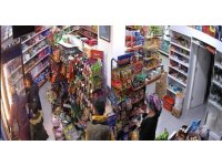 Marketten içki şişesi çalan kadın, müşterinin dikkati ile yakayı ele verdi