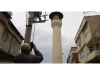 Depremde hasar gören cami minaresi mahalleliyi tedirgin ediyor