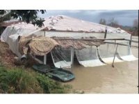 Turuncu kodla uyarılan Antalya’da tarlalar ve yollar göle döndü