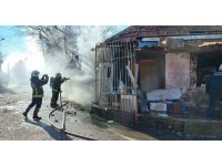 Müstakil evde çıkan yangın spot eşyaları küle çevirdi