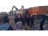 Deprem hafriyatı taşıyan kamyon kazaya neden oldu: 6 yaralı