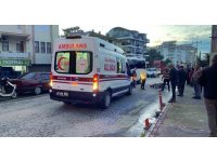 Alkollü motosiklet sürücüsü minibüsün aynasına takıldı