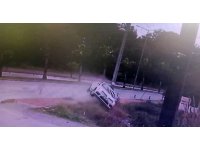 Virajı alamayan otomobilin direğe çarptı: 1 yaralı