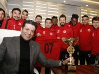 Şampiyonluk kupasını Başkan Genç'e hediye ettiler